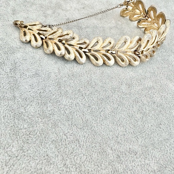 Vintage Signed Monet Chucky Textured Gold Tone Safety Clasp Link Bracelet - Picture 4 of 5